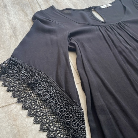 Black wide arm dress - Picture 2 of 5